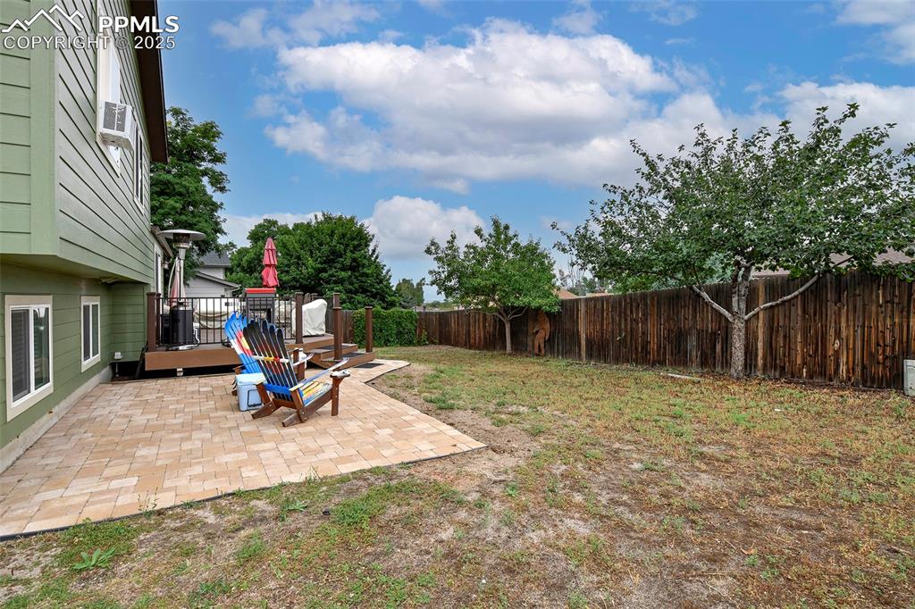 Image 33 of 35: Large backyard
