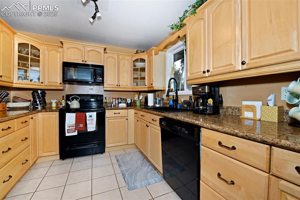 Image 8 of 35: Kitchen
