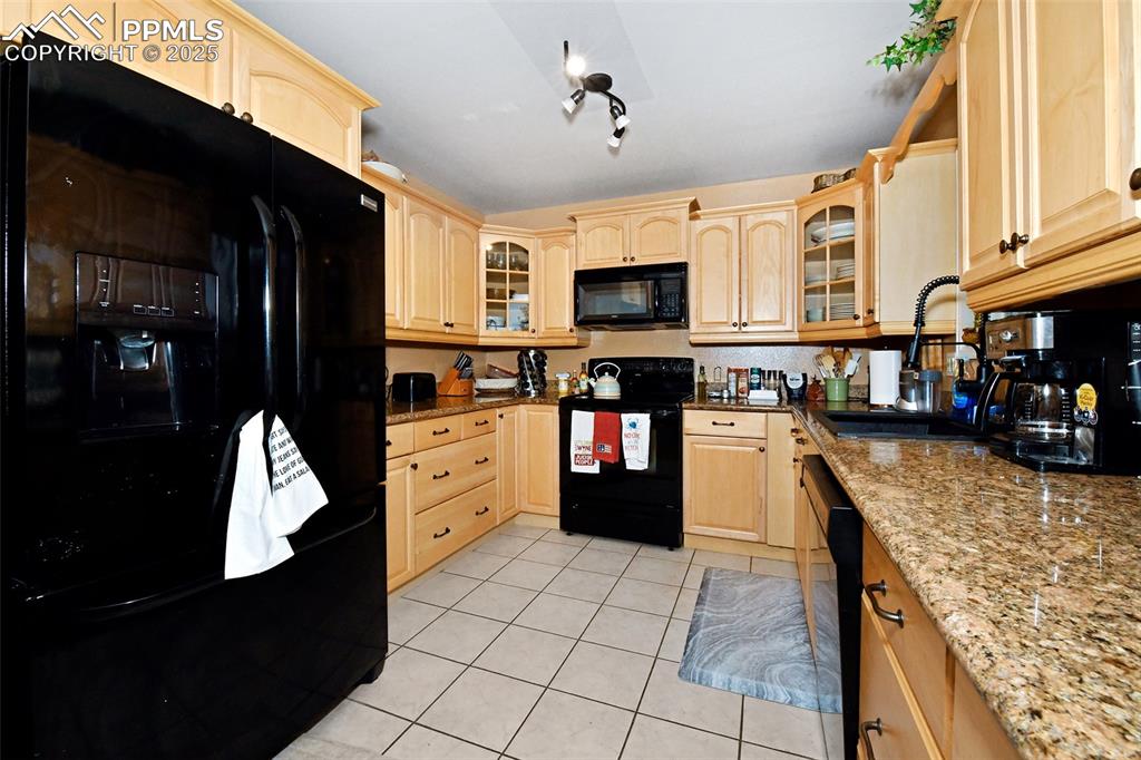 Image 9 of 35: Kitchen