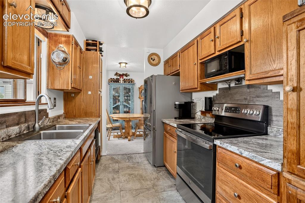 Image 11 of 41: Kitchen
