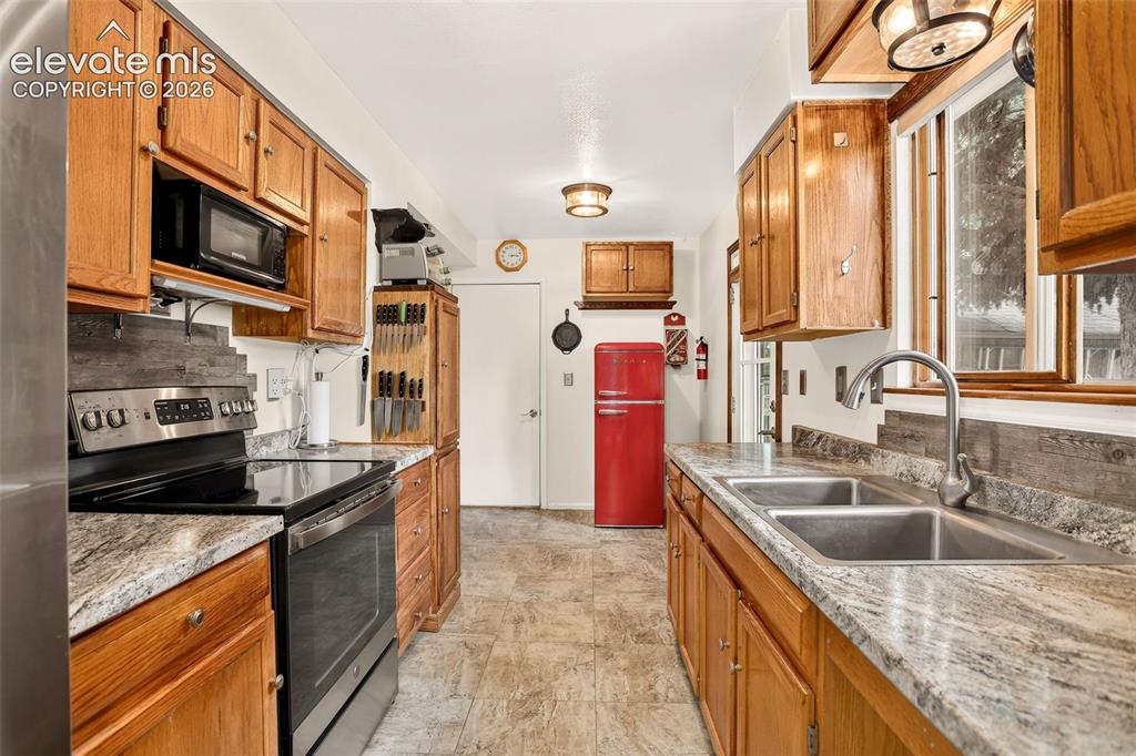 Image 12 of 41: Kitchen