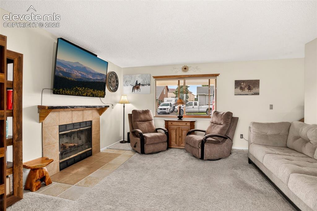 Image 21 of 41: Living Room