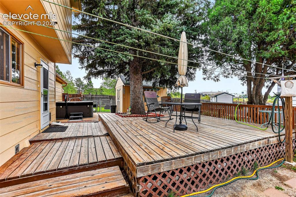 Image 36 of 41: Deck