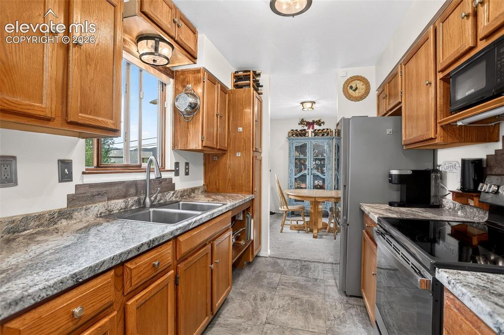 Image 9 of 41: Kitchen