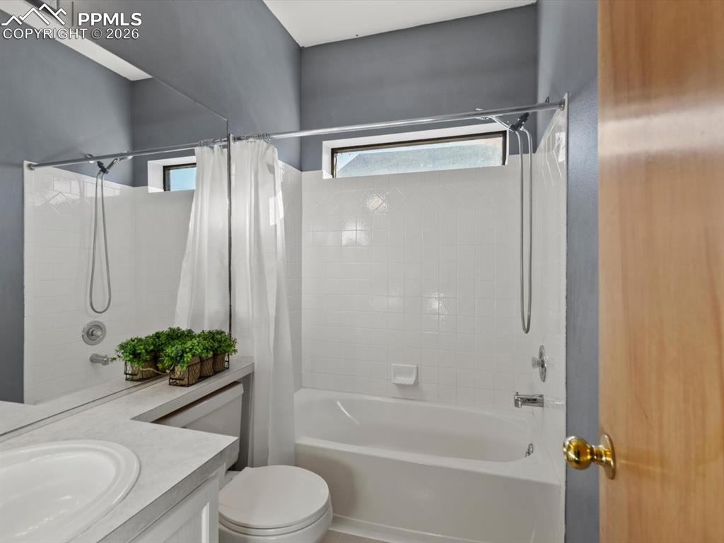 Image 14 of 36: Mainfloor