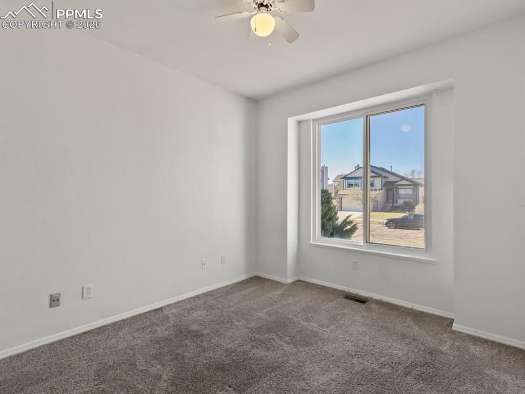 Image 17 of 36: Mainfloor