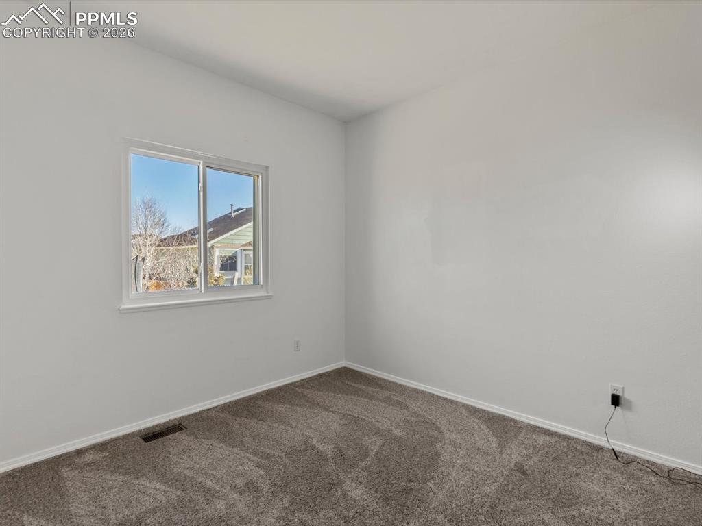 Image 18 of 36: Mainfloor