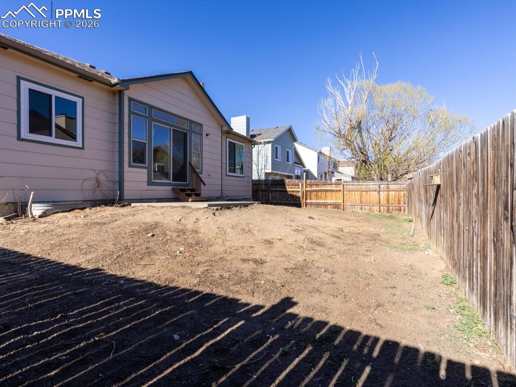 Image 30 of 36: Yard