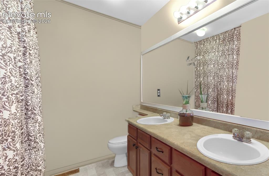 Image 17 of 26: Bathroom