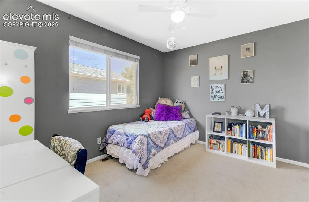 Image 19 of 26: Bedroom