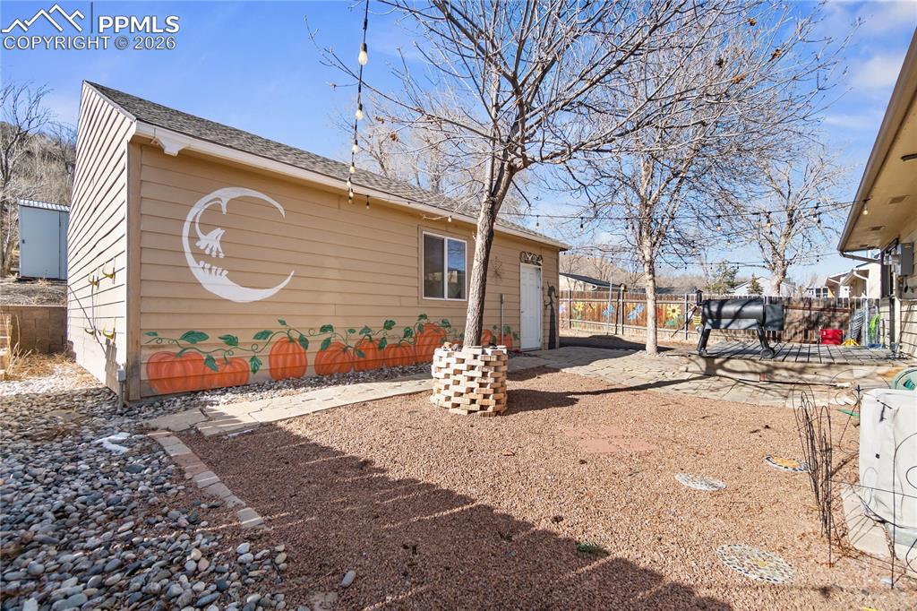 Image 29 of 44: 672 sq ft