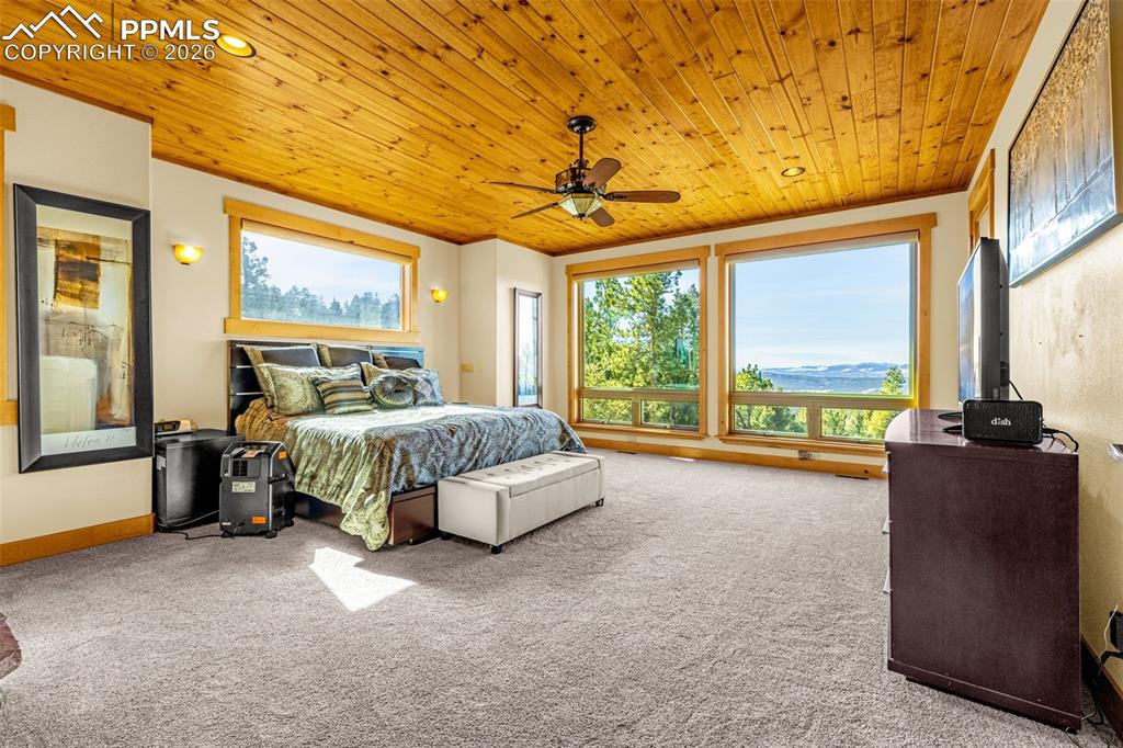 Image 18 of 47: Bedroom