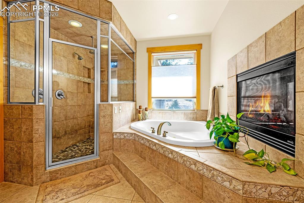 Image 24 of 47: Bathroom