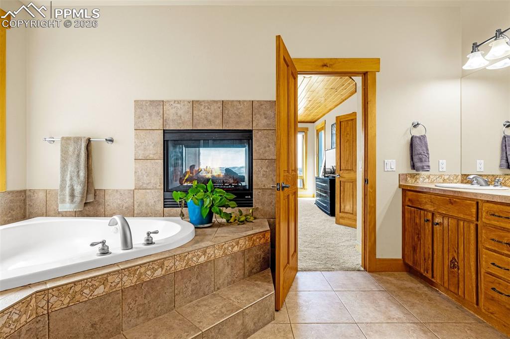 Image 25 of 47: Bathroom