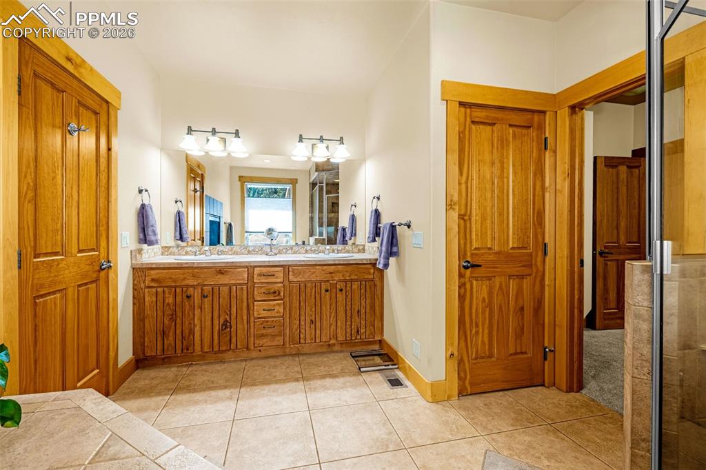 Image 26 of 47: Bathroom