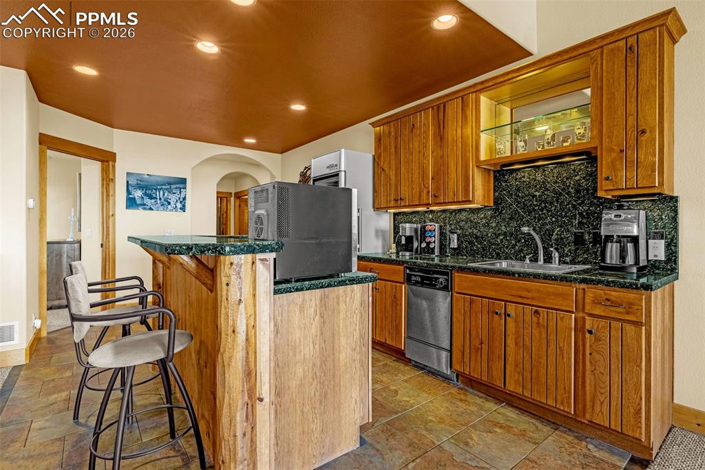 Image 32 of 47: Kitchen