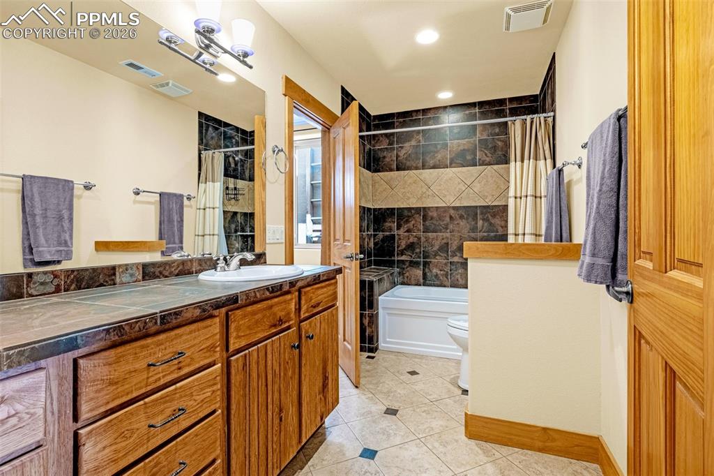 Image 33 of 47: Bathroom