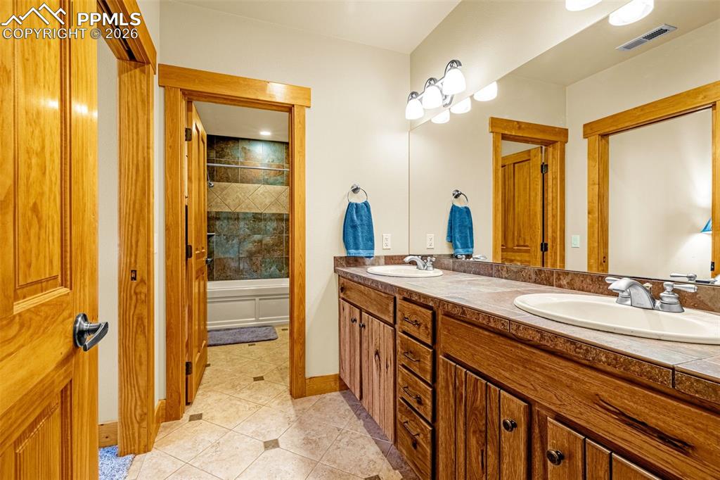 Image 35 of 47: Bathroom