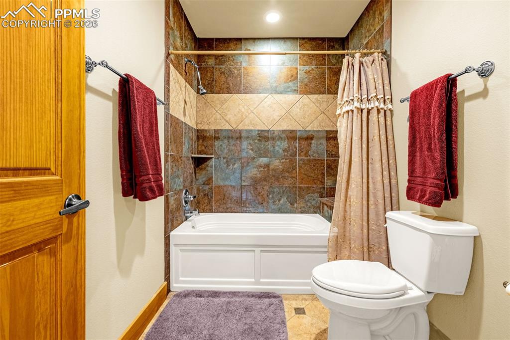 Image 36 of 47: Bathroom