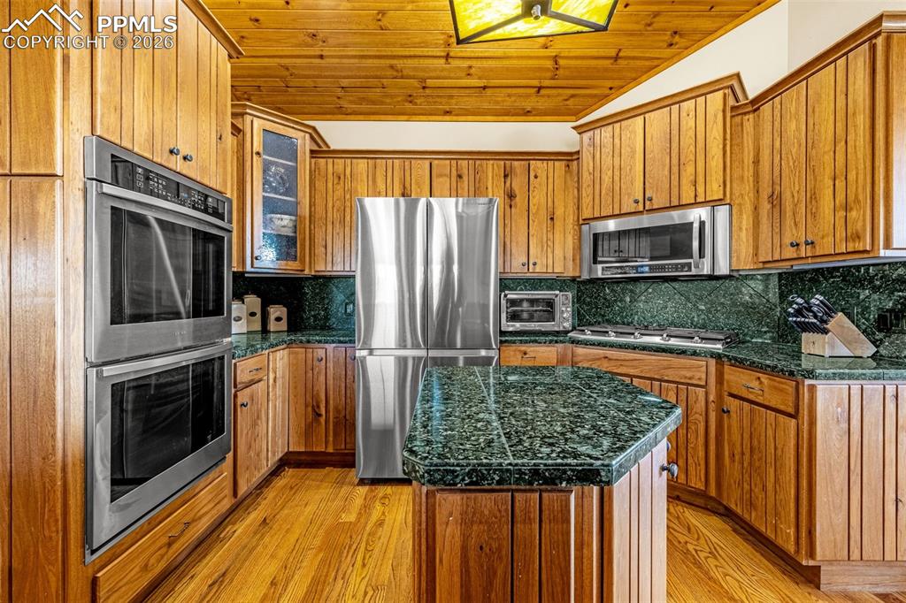 Image 7 of 47: Kitchen