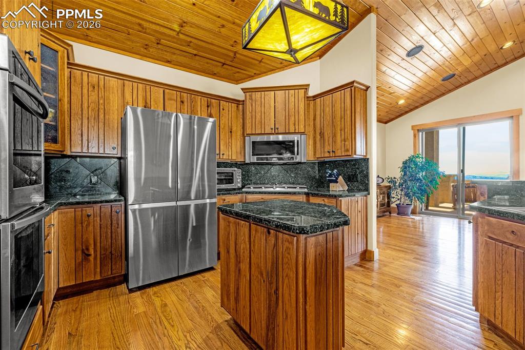 Image 9 of 47: Kitchen