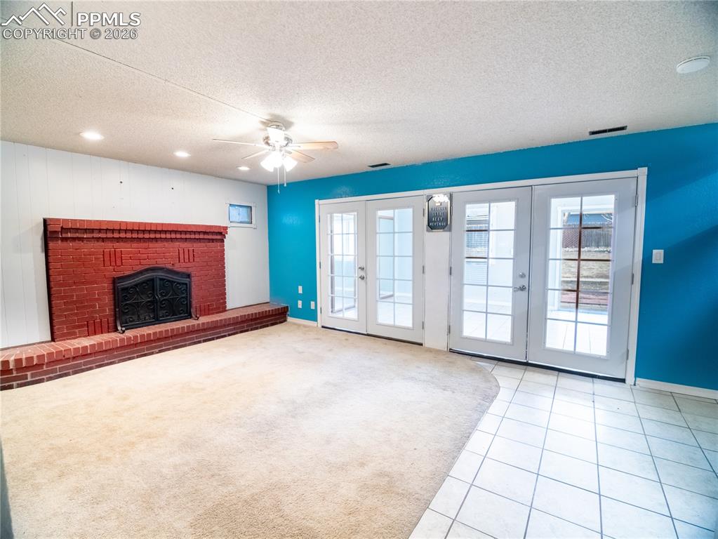 Image 17 of 25: Family bar with