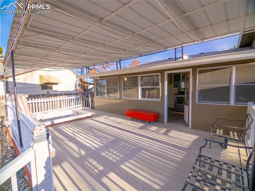 Image 22 of 25: Deck