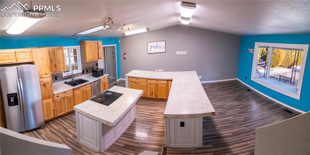 Image 8 of 25: Kitchen