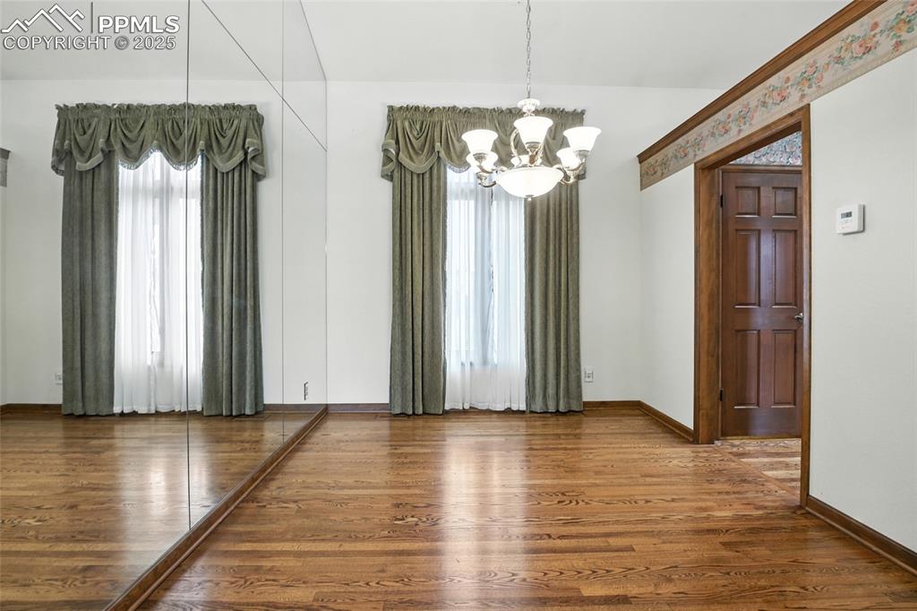 Image 14 of 50: Dining Area