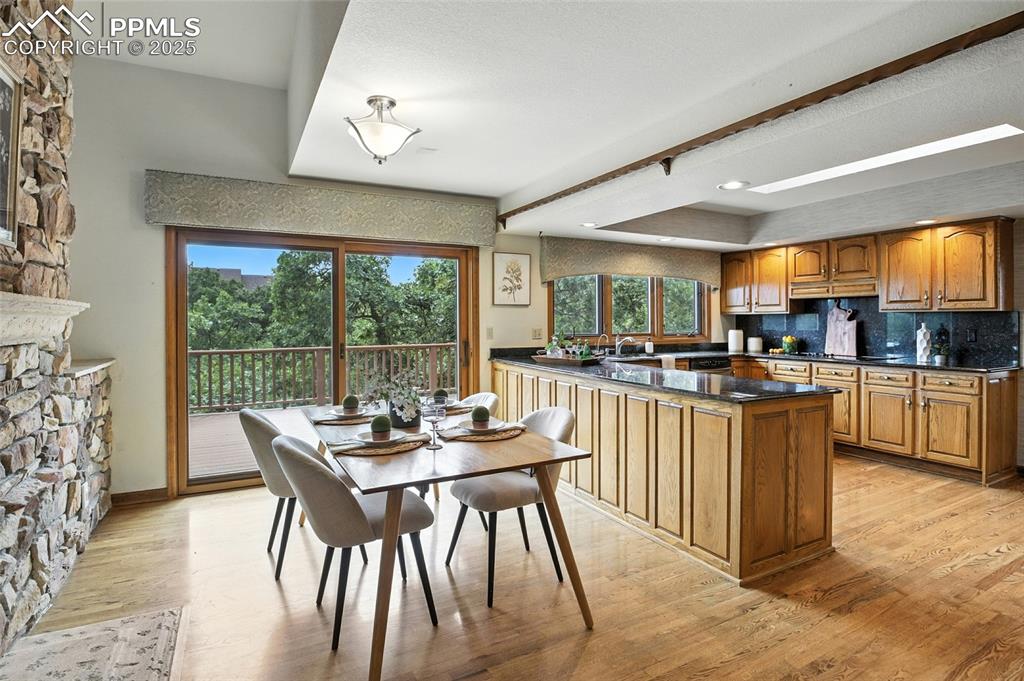 Image 18 of 50: Kitchen