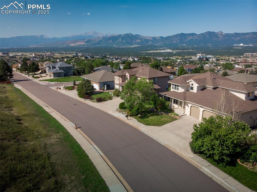Image 50 of 50: Features homes on single side of street 