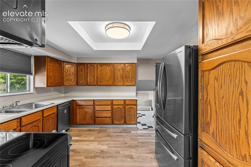 Image 10 of 41: Kitchen