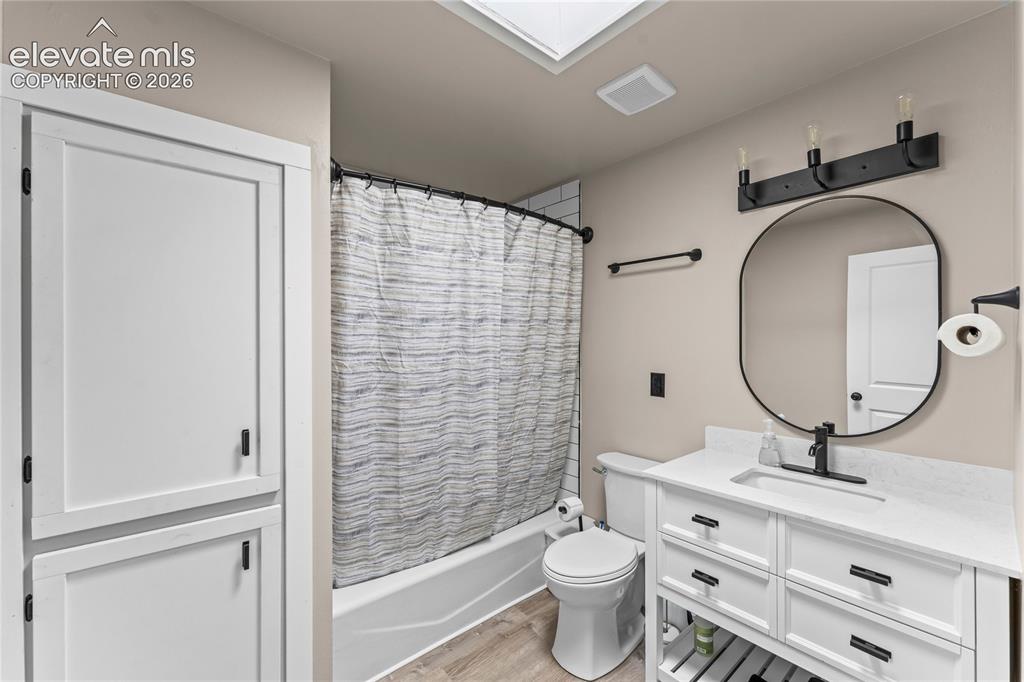 Image 15 of 41: Bathroom