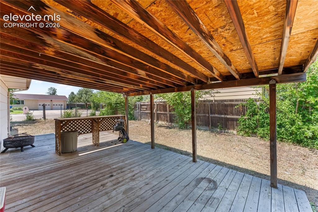 Image 29 of 41: Deck