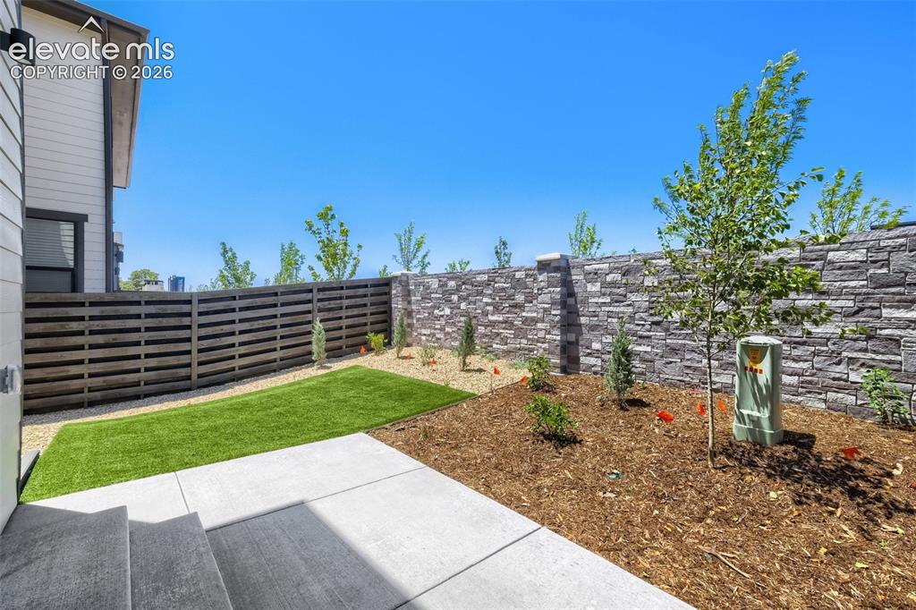 Image 10 of 13: Yard