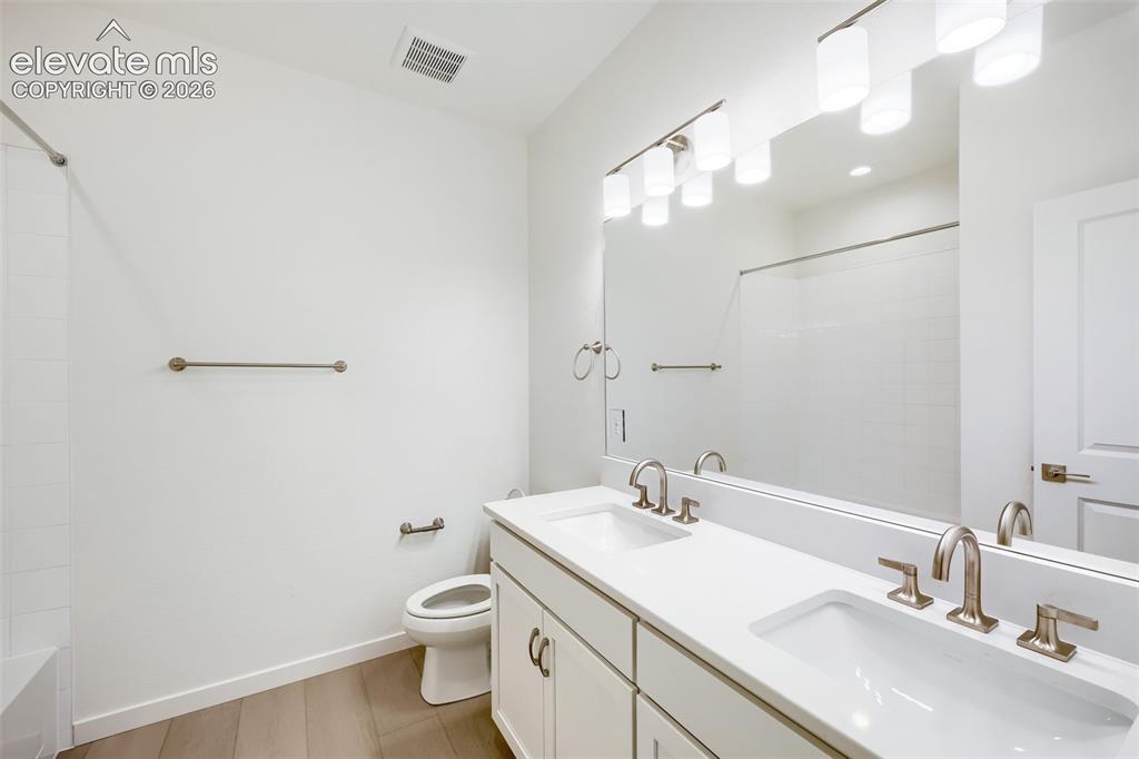 Image 14 of 19: Bathroom