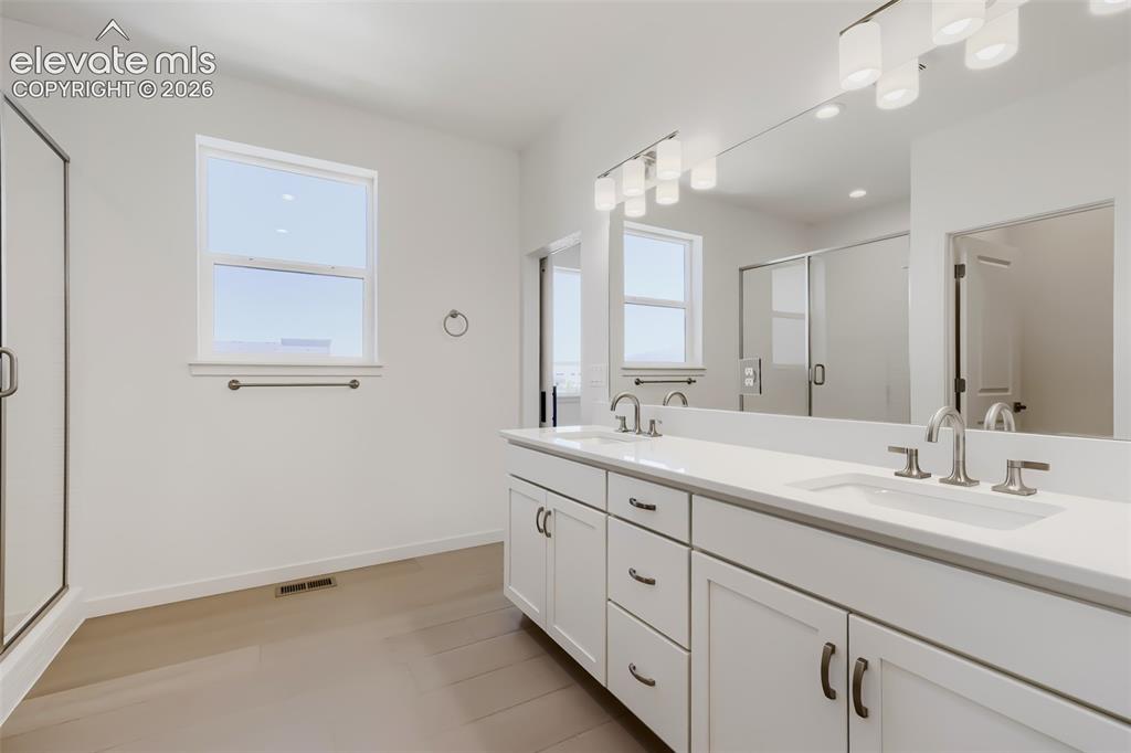 Image 7 of 13: Bathroom