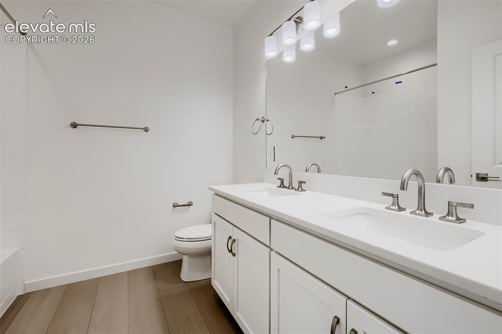 Image 9 of 13: Bathroom