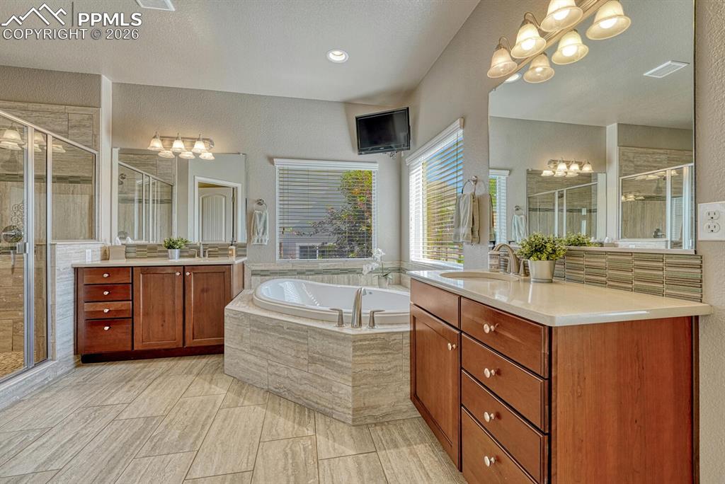 Image 17 of 48: Bathroom