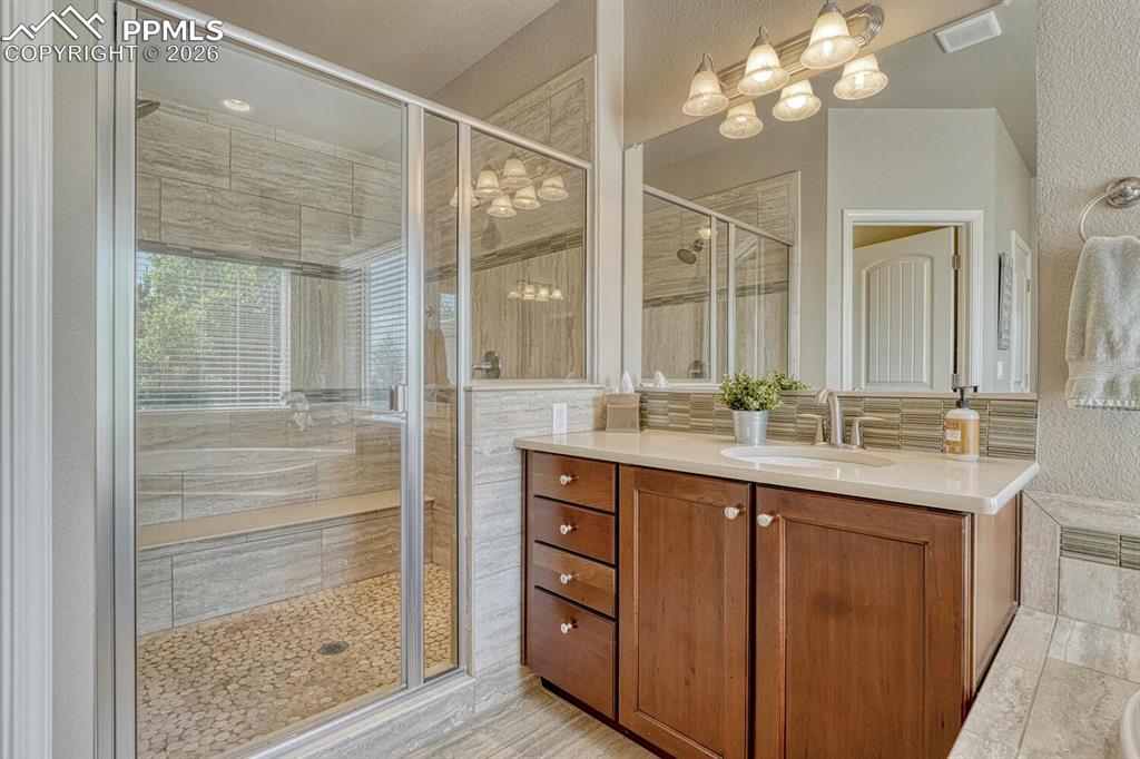 Image 18 of 48: Bathroom