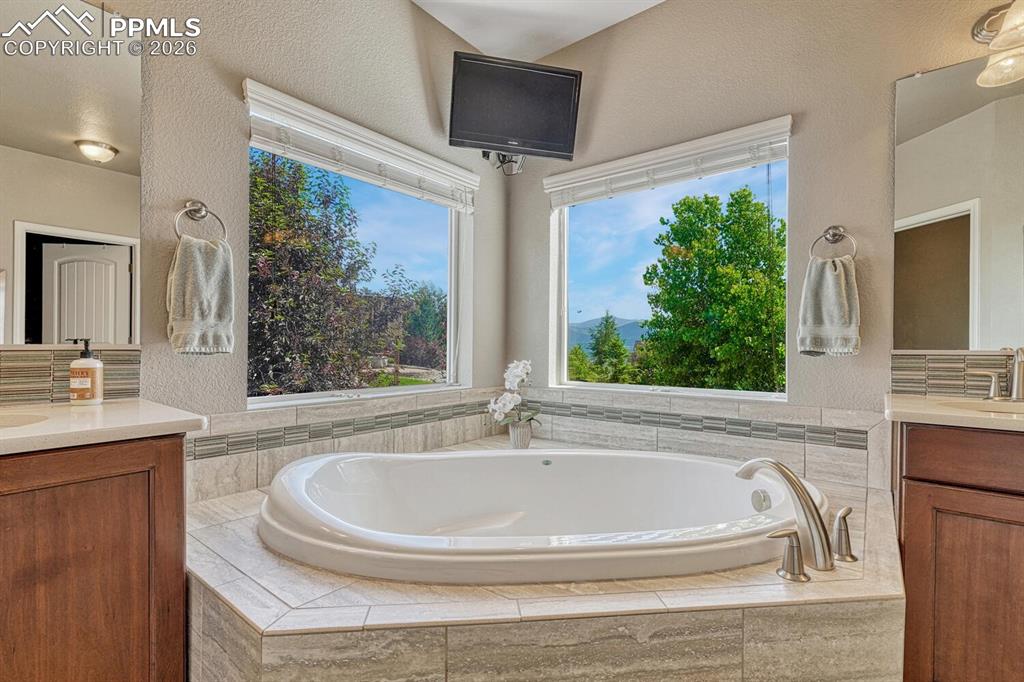 Image 19 of 48: Bathroom