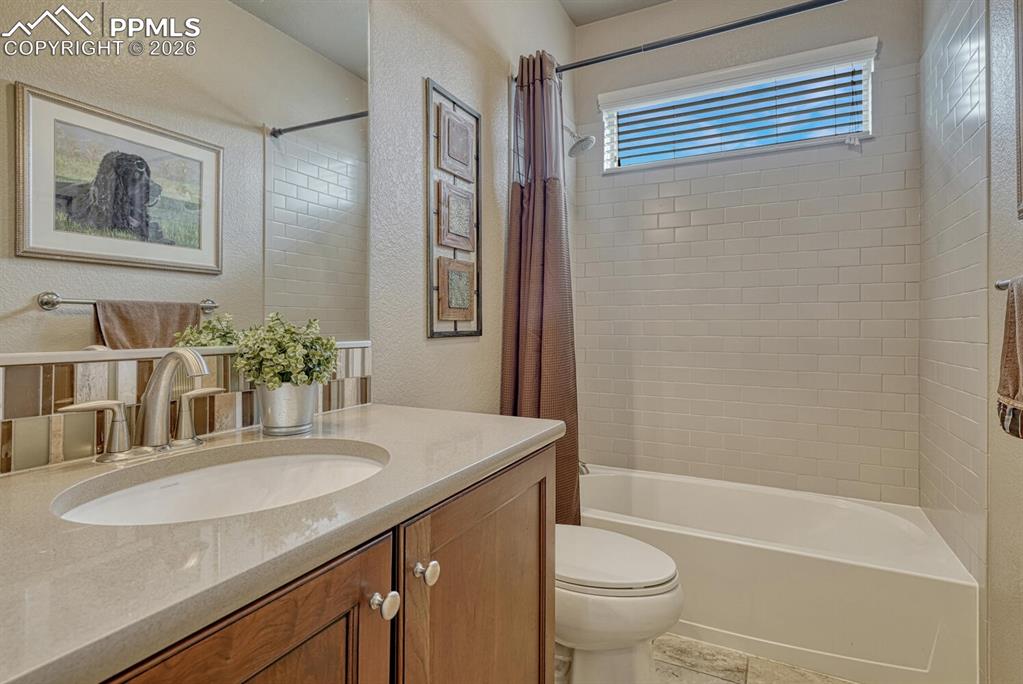 Image 23 of 48: Bathroom