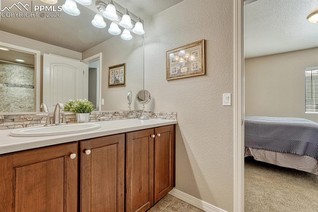 Image 33 of 48: Bathroom