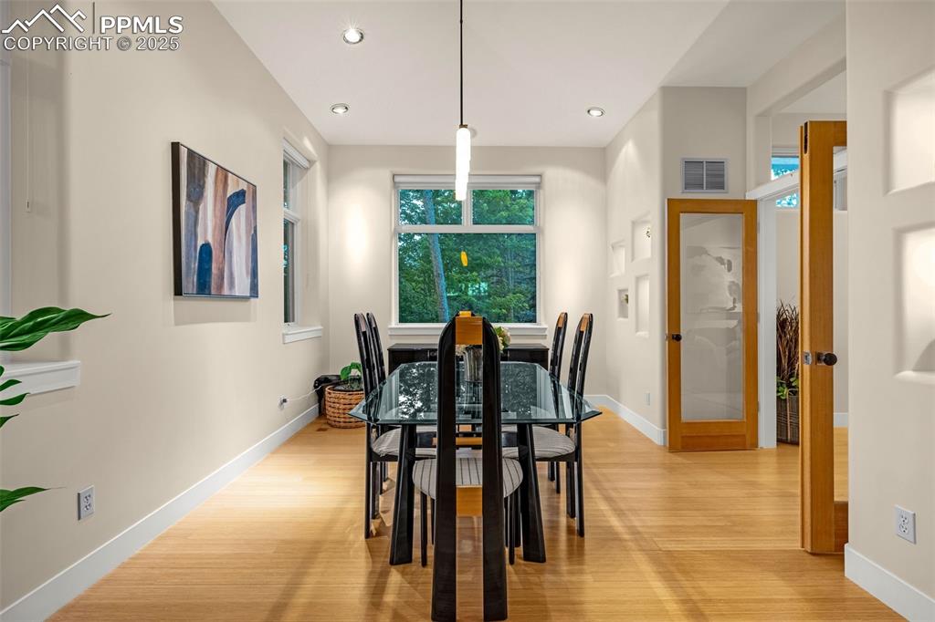 Image 17 of 47: Dining Area