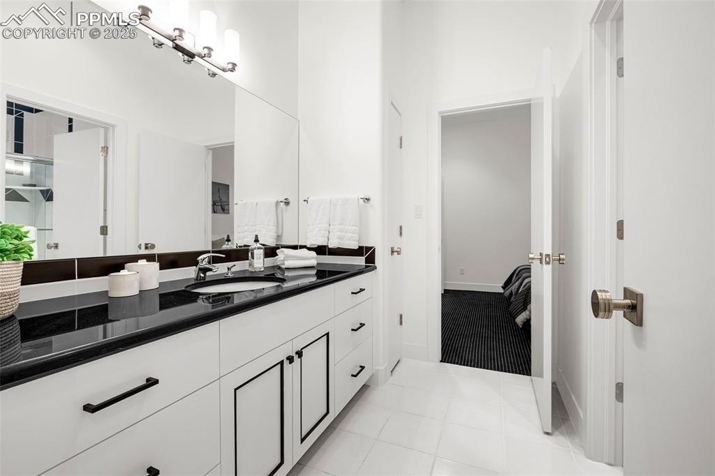 Image 32 of 47: Bathroom