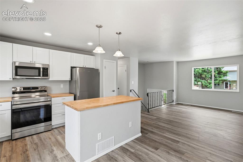 Image 10 of 39: Kitchen