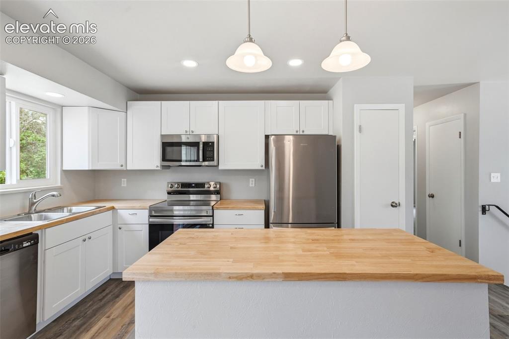 Image 11 of 39: Kitchen