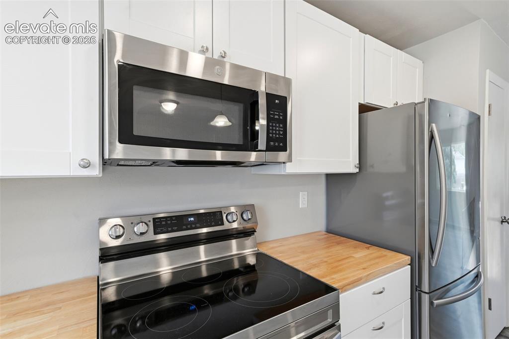 Image 12 of 39: Kitchen