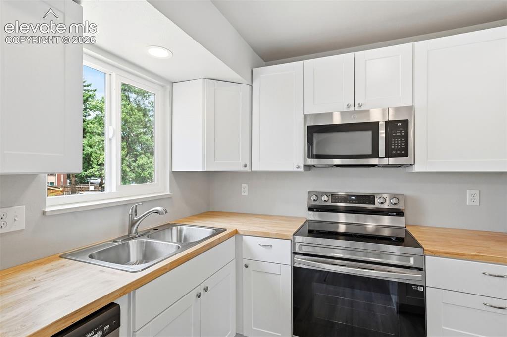 Image 13 of 39: Kitchen