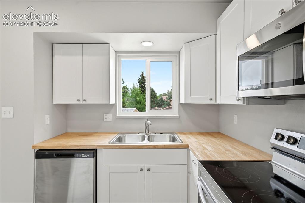 Image 14 of 39: Kitchen
